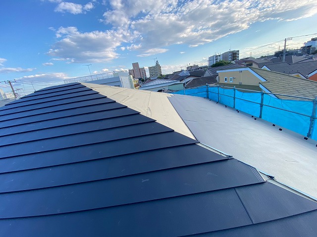 横暖ルーフαｓ　バズルーフ　カツキ板金　寄棟　屋根葺き替え　カバー工法